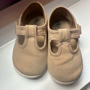 Zara Tan Barefoot